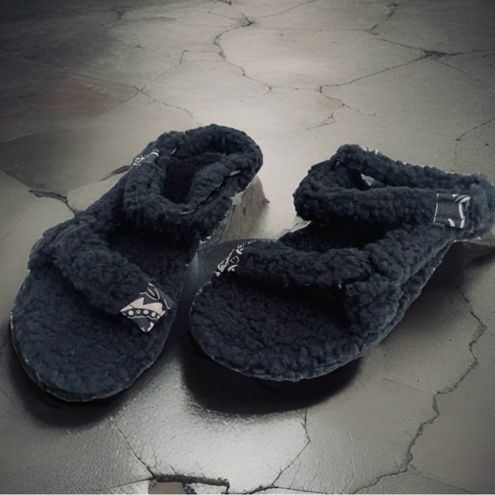 ARIZONA LOVE Trekky Faux Fur Bandana Sandals - Picture 3 of 7